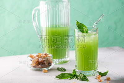 冷罗勒柠檬水
