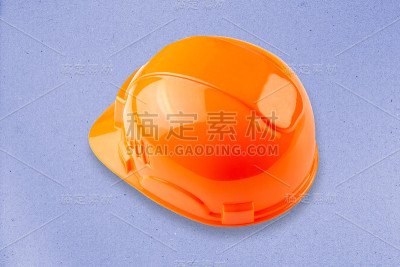 防护帽隔离在蓝色纸背景上。