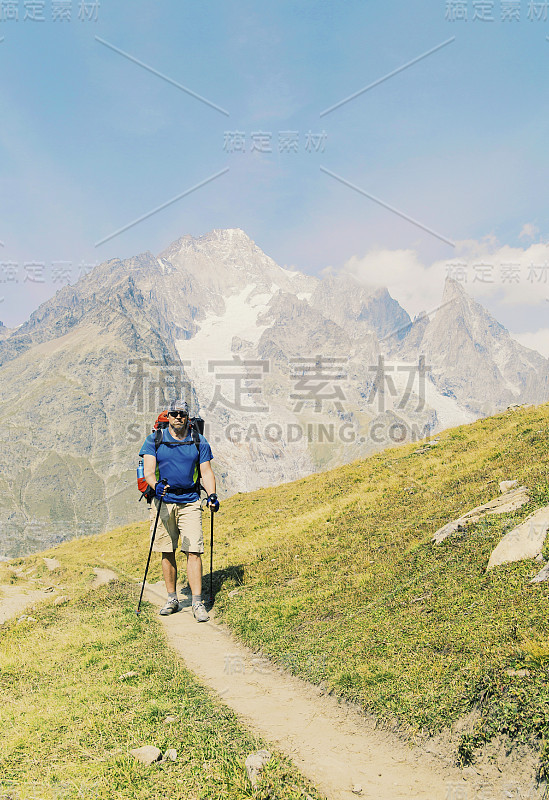 勃朗峰之旅是一个独特的徒步旅行，围绕勃朗峰大约200公里，可以在7到10天之间完成，途经意大利，瑞士