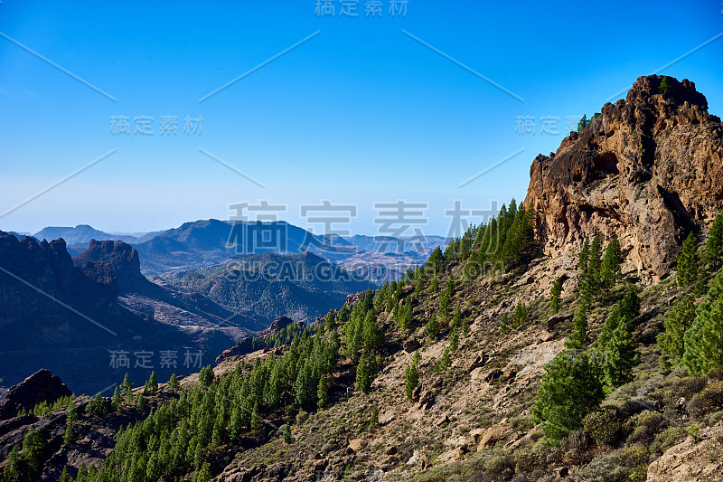 卡纳利岛著名的山峰“罗克努布洛”周围的山区景观