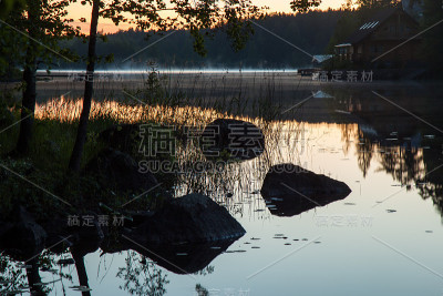 卡累利阿湖上的夜雾