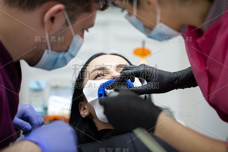 一个女人在牙医的牙齿美白预约