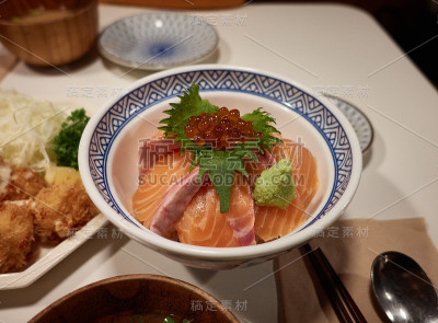 新鲜的生鲑鱼配米饭