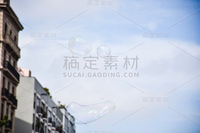 蓝天里微笑的泡泡