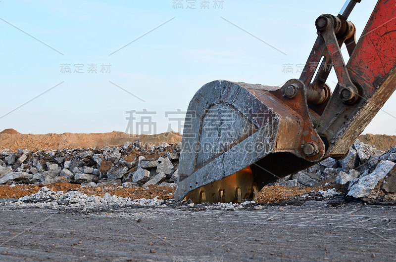 履带式挖掘机在建筑工地铺设或更换地下雨水下水道时工作