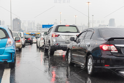 雨天高速公路上堵车了