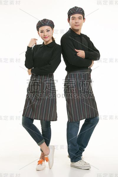 服务员穿着各种t恤站在白色的背景下