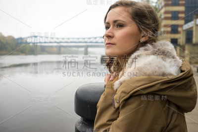 美丽的年轻褐发女人凝视着沉思