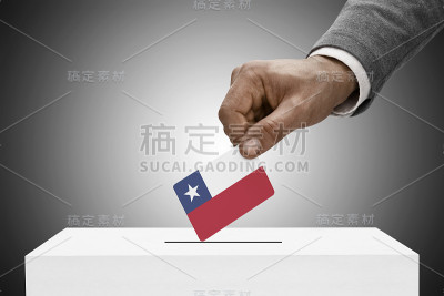 黑人男性举着旗帜。投票概念-智利共和国