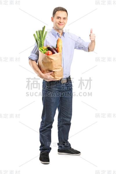 一个男人拿着一袋食品，竖起大拇指