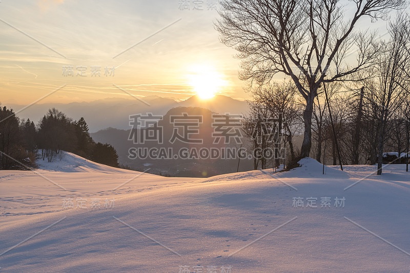 白云石在特伦蒂诺意大利地方在冬季到处下雪