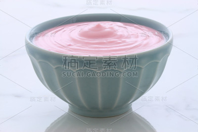 的草莓酸奶