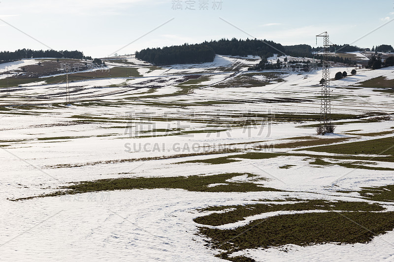 雪，草地和电线