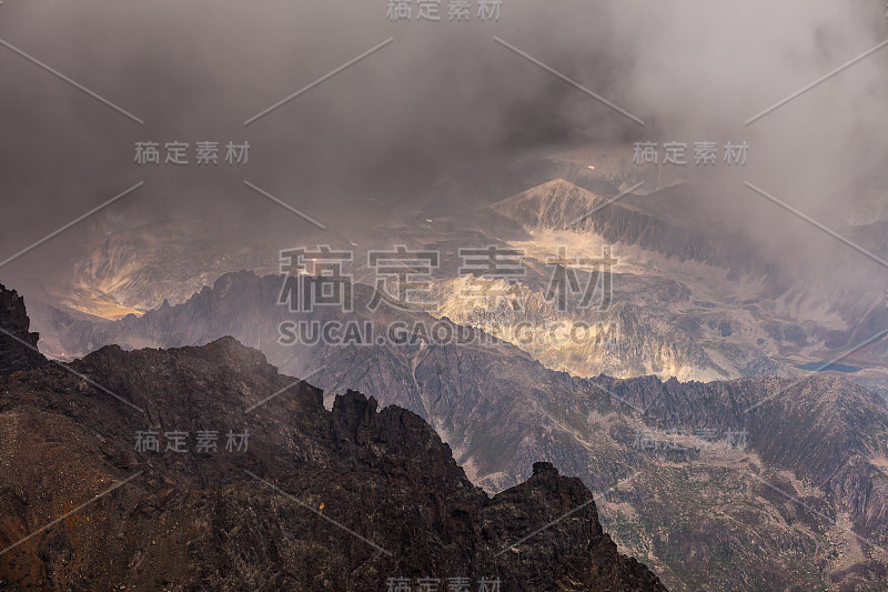 夏天土耳其山的五彩缤纷的景色