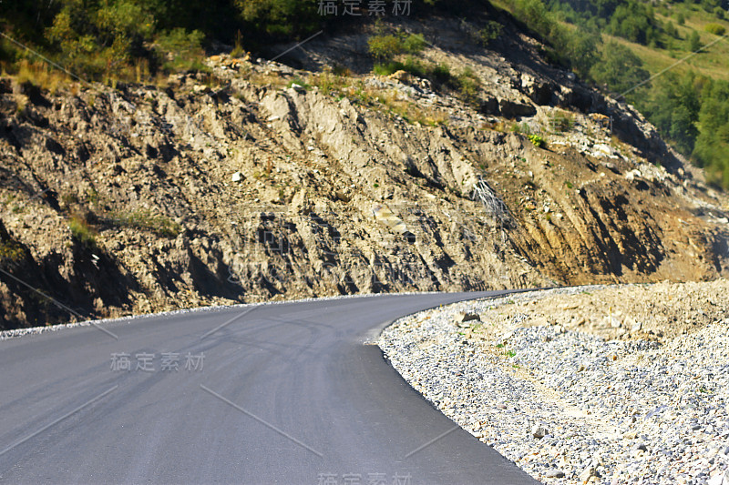 山地公路和景观。北高加索地区旅行。