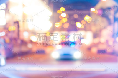 夜间在街上行驶的模糊警车