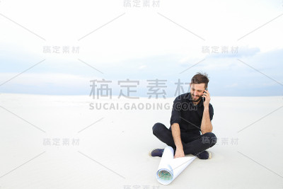 构造师男性与朋友坐在智能手机上聊天