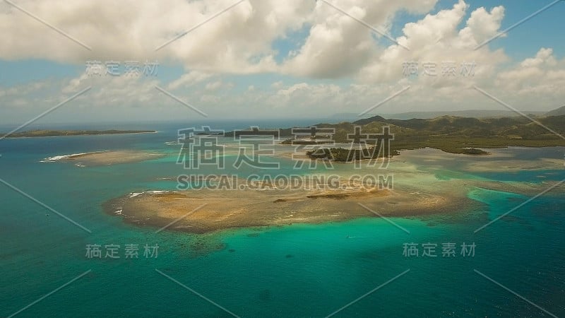 鸟瞰图热带泻湖，大海，海滩。热带岛屿。Siargao、菲律宾