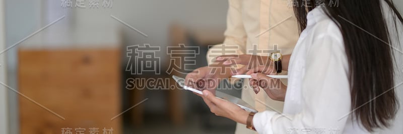 两个大学生头脑风暴他们的作业的侧视图