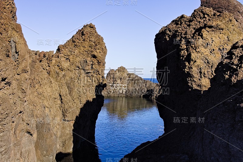 大西洋中带有黑色火山岩的天然水池(葡萄牙马德拉，欧洲)