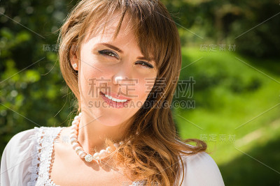 微笑的女人特写肖像