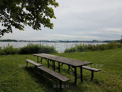 木餐桌，有波托马克河，威尔逊桥和国家海港