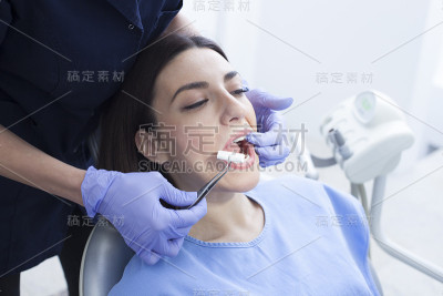 牙科诊所的女病人
