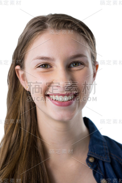 少女对着镜头微笑