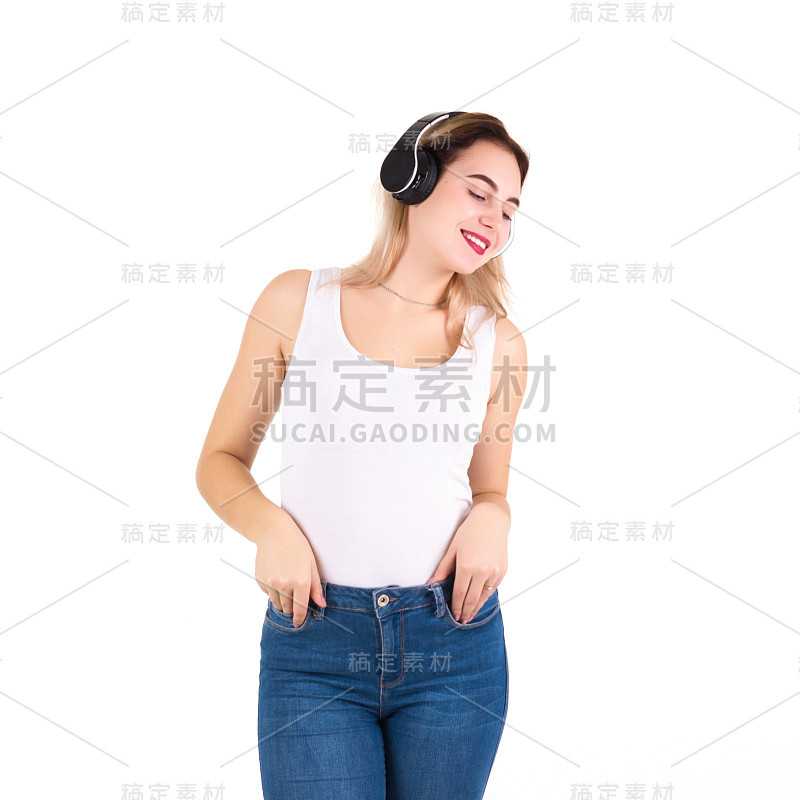 年轻可爱的女孩听着音乐，与世隔绝