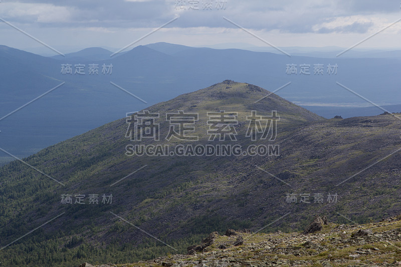 山脉和悬崖的全景，南乌拉尔。夏天在山上。旅行。山的上空阴云密布。