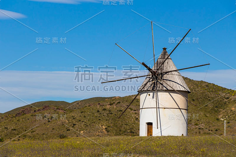 传统的白色风车，西班牙传统的风车，阿尔梅里亚省的波佐德洛斯弗莱莱斯，蓝天下的风车