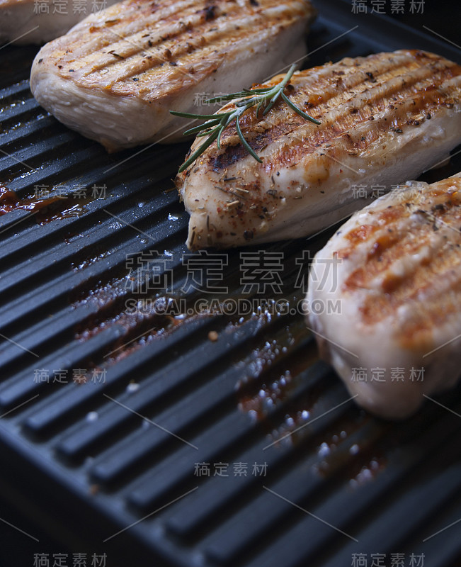 鸡胸肉配香草香料烤架上，选择性聚焦