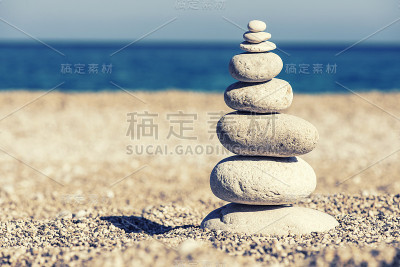 美丽的卵石堆在沙滩上