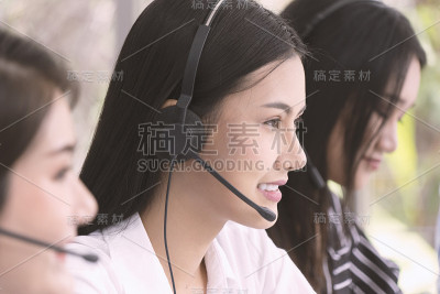 非白种人年轻女性在呼叫中心工作。