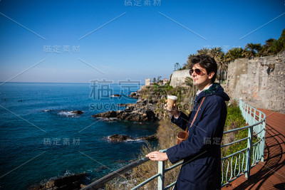海边探险的人