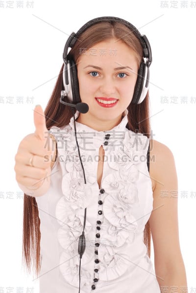 漂亮少女戴着耳机听音乐