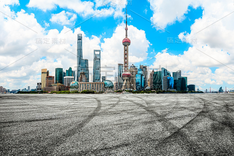 空旷的柏油路和上海著名的建筑景观