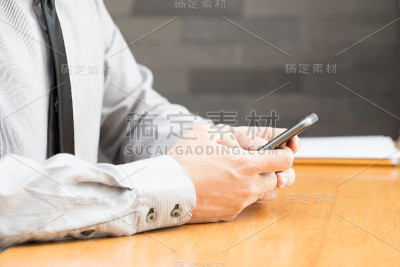 商人使用移动智能手机