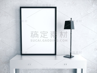 桌子上的空白横幅和台灯