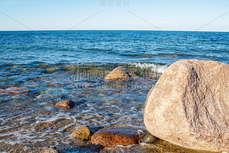 海浪拍打在一块大石头上