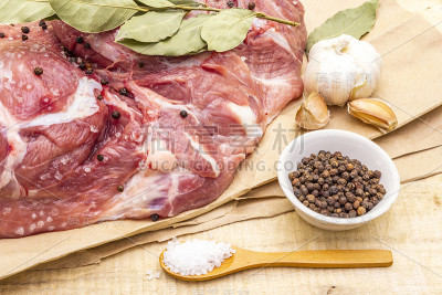 加香料的生猪肩肉