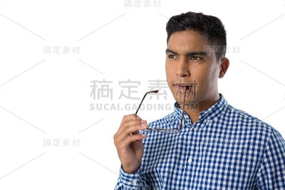 白色背景上的体贴男人