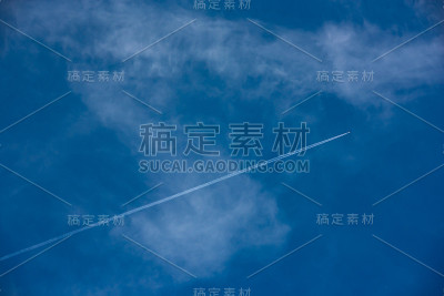 天空中飞机的痕迹