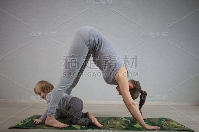 哈他瑜伽健身妈妈与宝宝