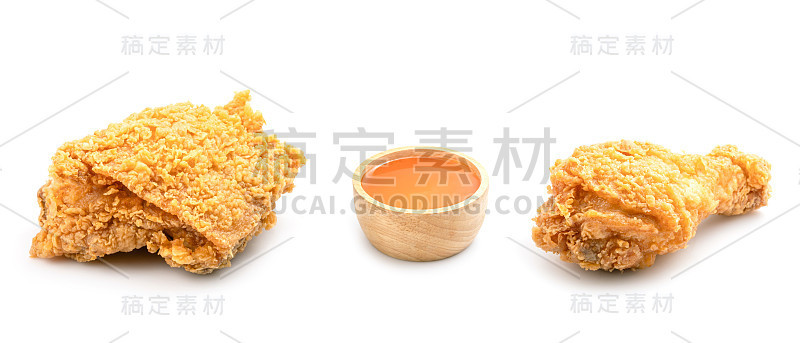 一套炸鸡和辣椒酱孤立在白色