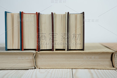 杂乱的旧书堆