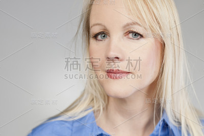 金发中年女人的肖像