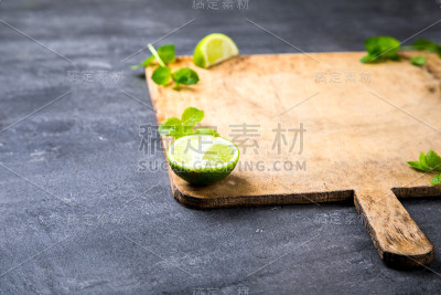 切菜板上的配料