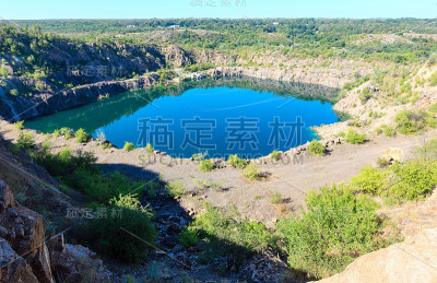 夏季氡湖代替淹没的花岗岩采石场，Mygia，乌克兰