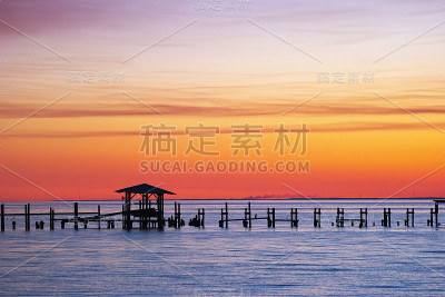 受损码头外的日落